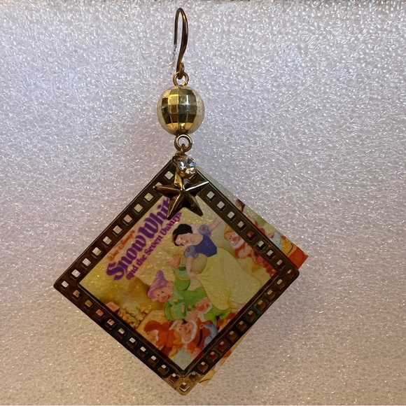 Disney Snow White dangling film earring - Picture 5 of 5